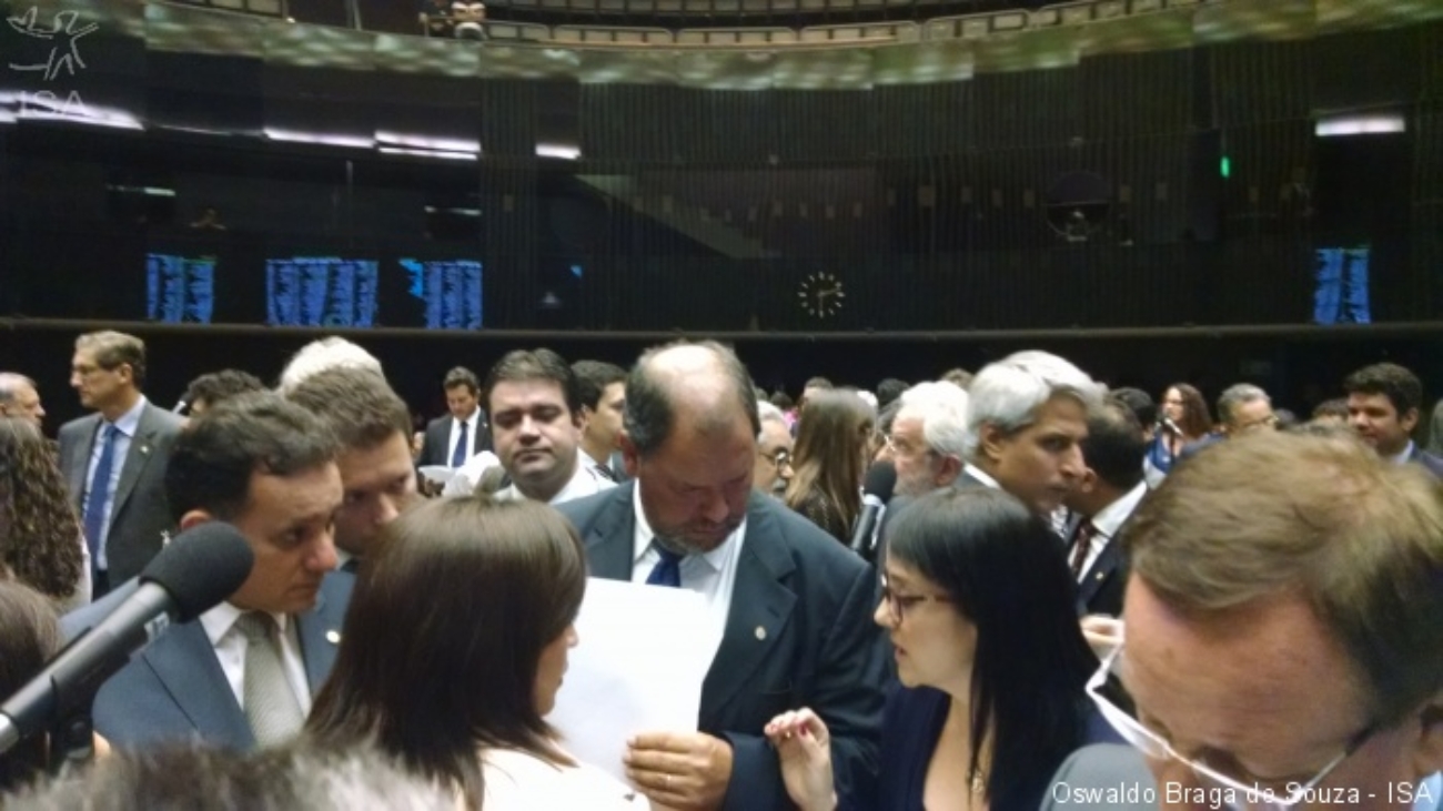 No centro da foto, o relator Alceu Moreira é orientado em plenário pela diretora do Grupo Farma Brasil, Adriana Diaféria (D) | Oswaldo Braga de Souza - ISA