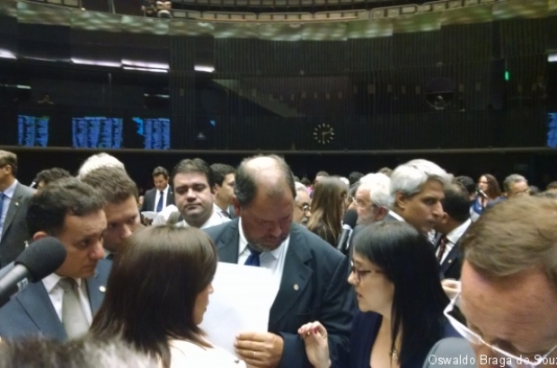 No centro da foto, o relator Alceu Moreira é orientado em plenário pela diretora do Grupo Farma Brasil, Adriana Diaféria (D) | Oswaldo Braga de Souza - ISA
